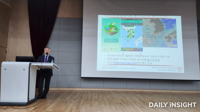 대한민국 전역의 방사능 수치를 확인할 수 있는 어플을 소개하고 있는 정범진 교수