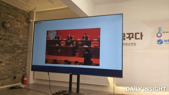 송인호 교수가 강연 중 보여준 '북한 노동당 간부가 김정은 위원장에게 무릎을 꿇은 사진' | ©정성민